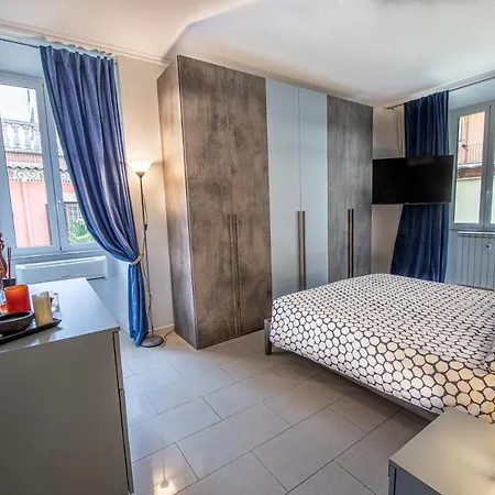 Refuge On Piazza Re Di -holiday *