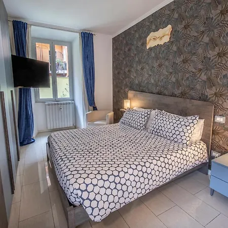 Refuge On Piazza Re Di -holiday