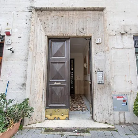 Refuge On Piazza Re Di -holiday *